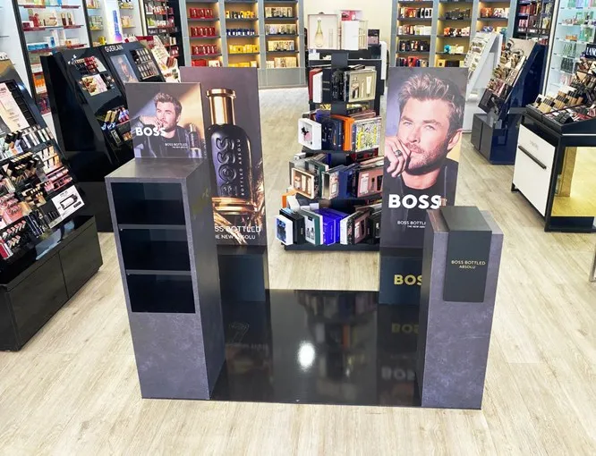 Présentoir Boss en parfumerie