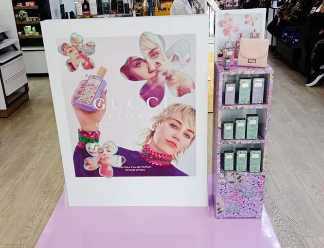 Corner de lancement parfum, mobilier laqué