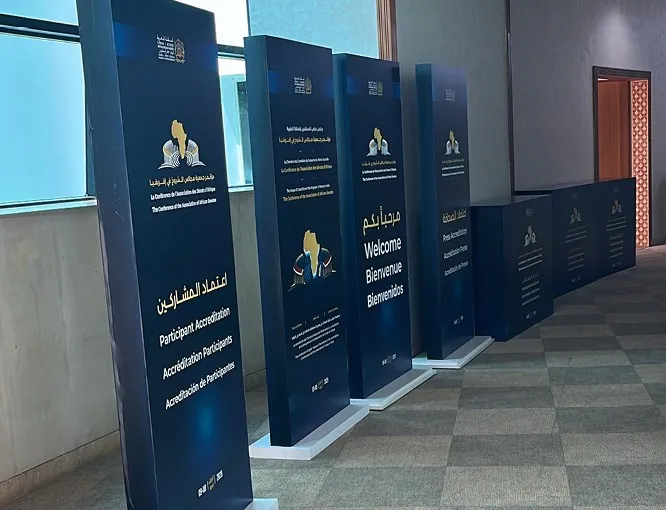 Totems d'accueil alignés dans un hall